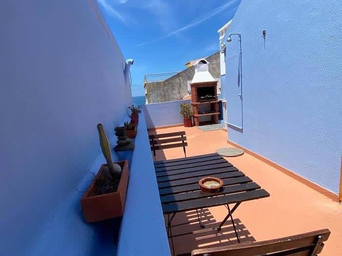 Ganze Wohnung, Ferienwohnung für 7 Personen mit Balkon/Terrasse in Praia da Areia Branca, Lourinhã