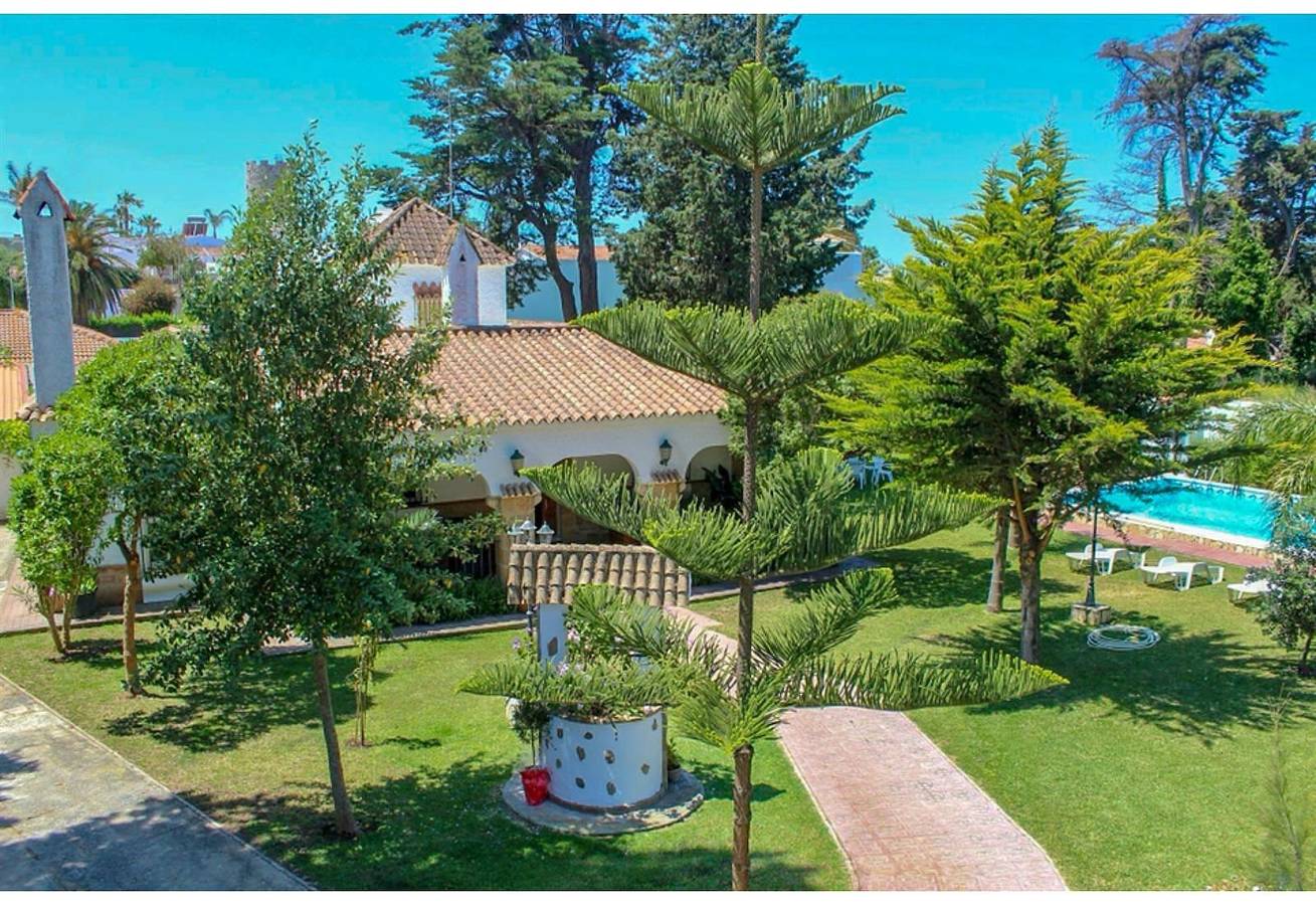 Villa Carmenes, pool, 150m beach,6-7 p in La Fontanilla, Conil de la Frontera