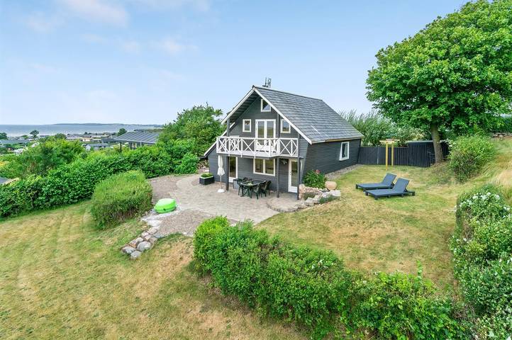 Ferieudlejning for 6 personer, med Terrasse og Have samt Søudsigt i Fåborg