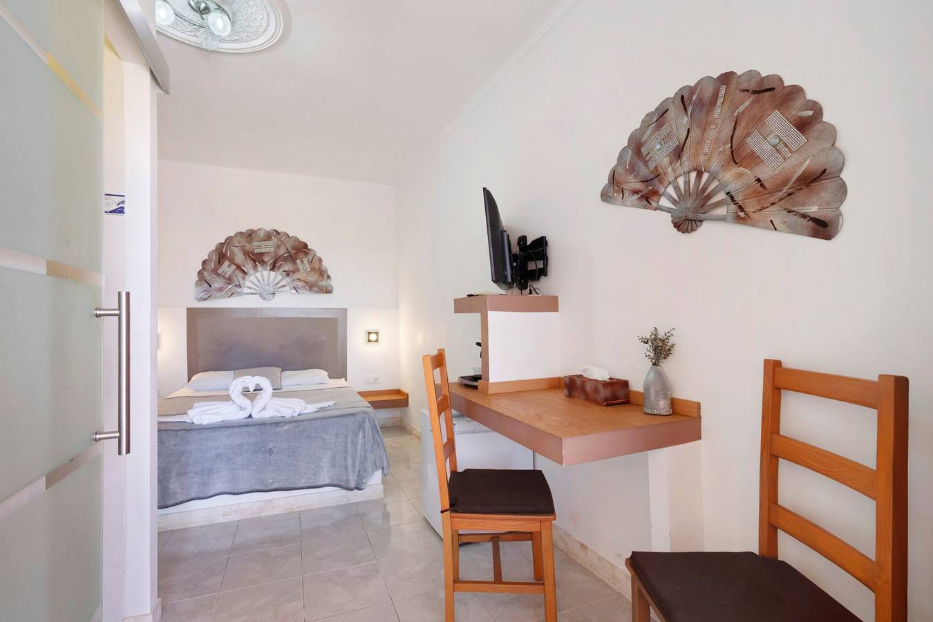 Kamer 'South Side Guesthouse - Quarto W' met gedeeld zwembad, wifi en airco, foto 13