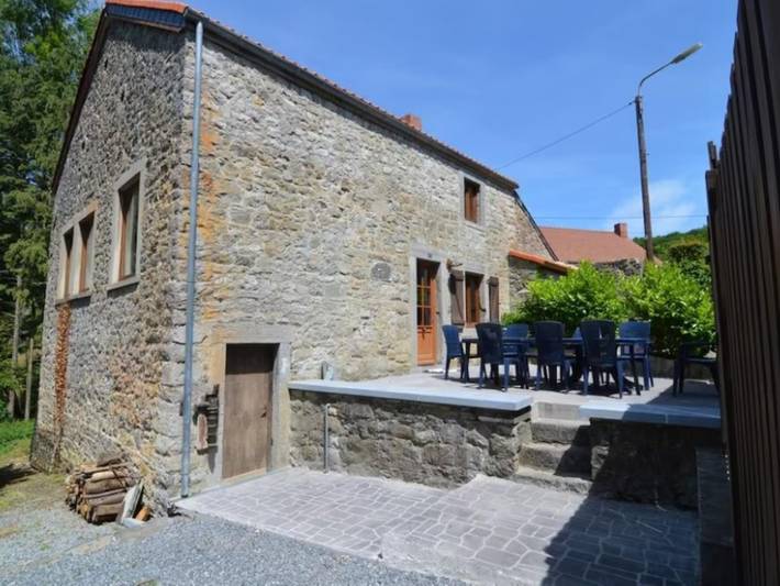 Location de vacances pour 9 personnes, avec terrasse à Onhaye