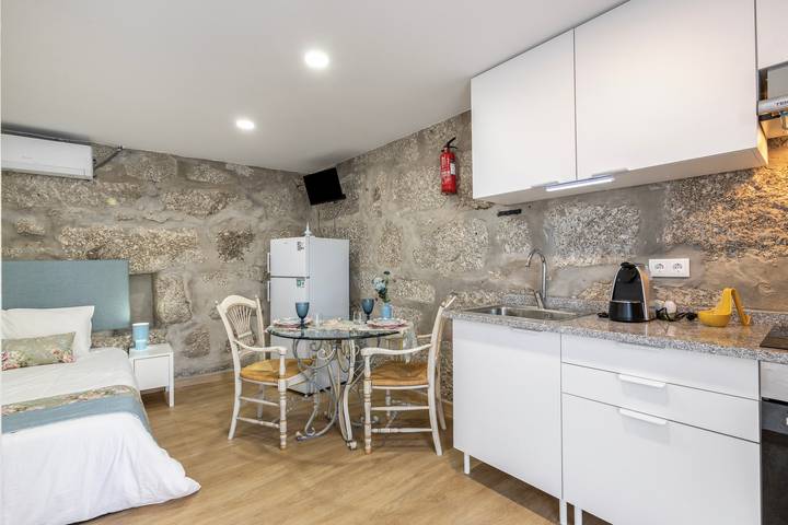 Entire studio, Studio Apartment 'Estúdio Gerês' with Shared Terrace, Wi-Fi and Air Conditioning in Braga District