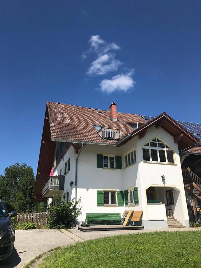 Ferienwohnung für 3 Personen, mit Balkon und Terrasse sowie Garten und Ausblick in Antdorf