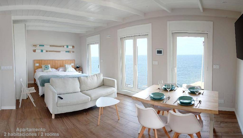 Apartamento entero, Vila Mariña. Casa marinera con terraza sobre el mar en Caión in Caión, Laracha