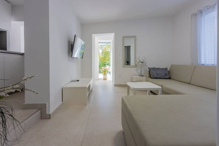 Ganze Wohnung, Helles Apartment nur 500 Meter zum Sandstrand mit tollem Pool in Gradsko kupalište (Crikvenica), Crikvenica