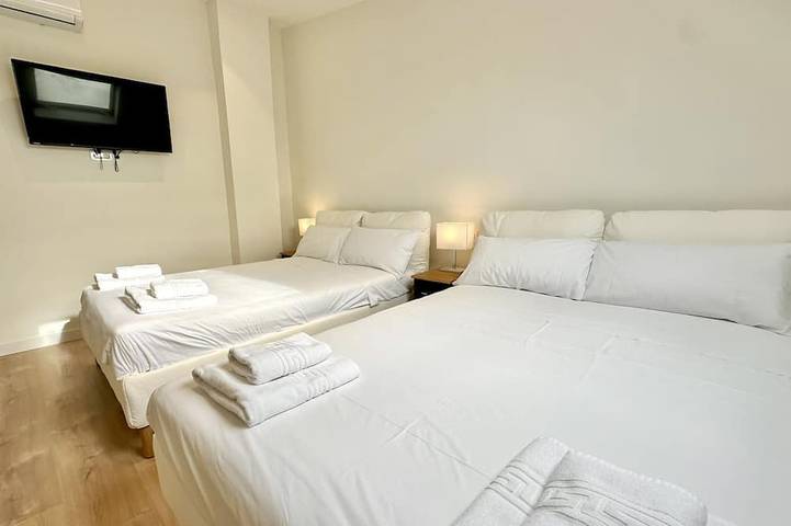 Appartamento intero, Luxury Duplex at Feria de Madrid, Sleeps 6, 200 in Madrid, Área Metropolitana de Madrid