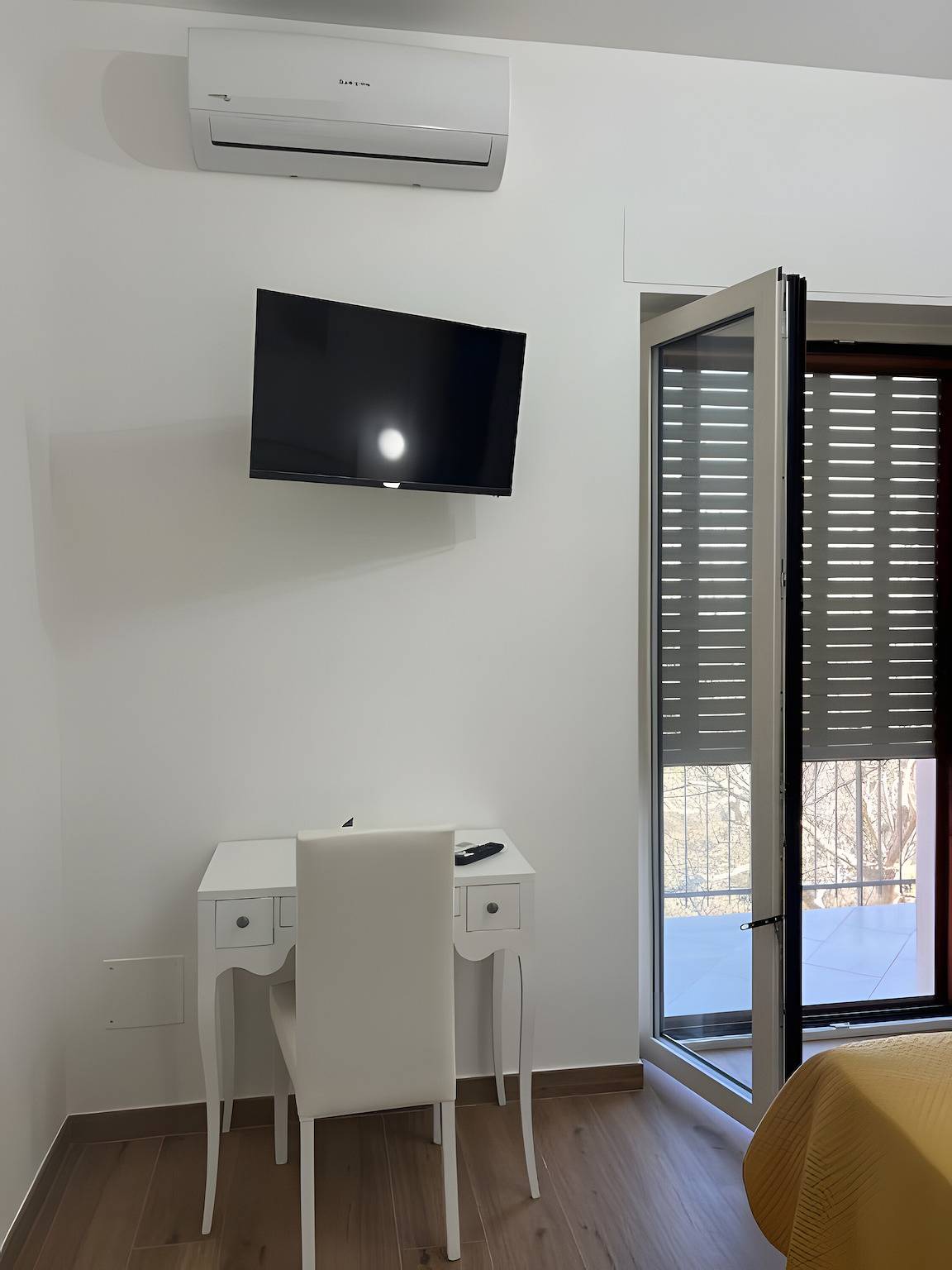 Camera 'Camera Gialla Vista Mare e Monti' con Vista Mare, Wi-Fi e Aria Condizionata in San Mauro Cilento, Cilento