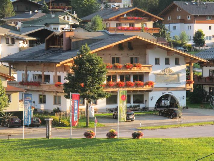Ferienwohnung für 4 Personen, mit Balkon und Garten sowie Pool in Filzmoos