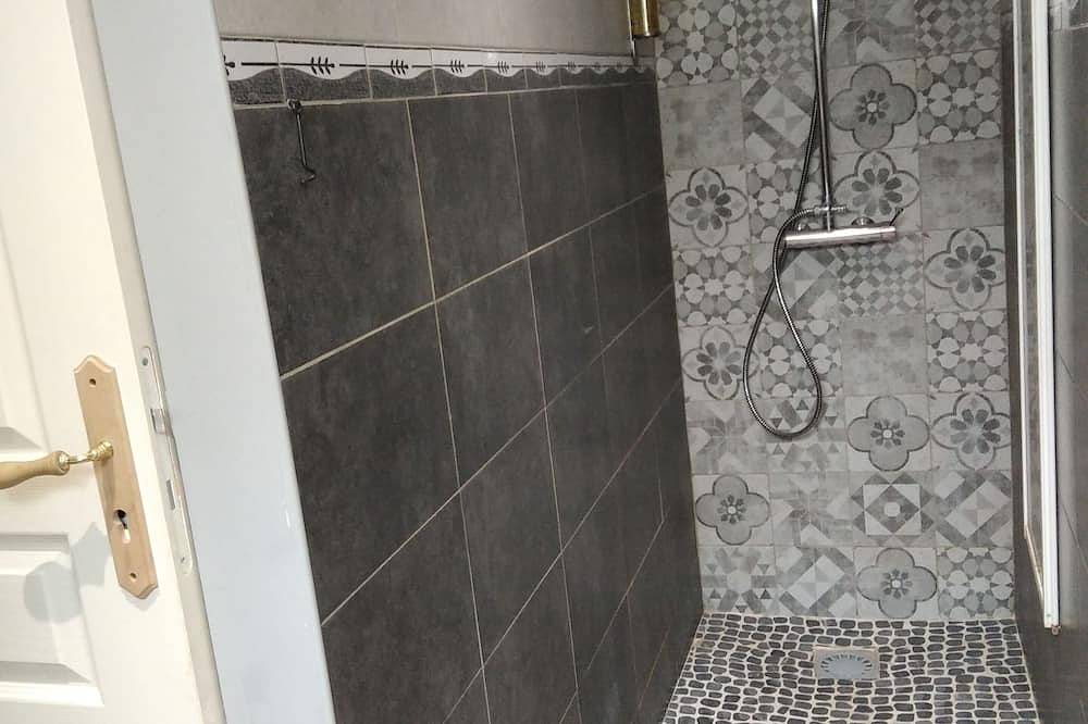 Les sens des bois nuit avec Jacuzzi privé pour couple in Clerques, Région de Saint-Omer