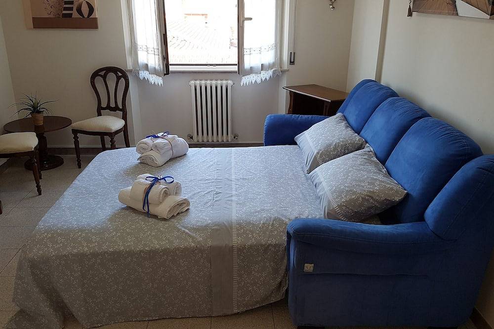 Entire apartment, Apartment 'Il Nido Di Pikki' with Sea View, Balcony and Wi-Fi in Falconara Marittima, Adriatic Coast Marken