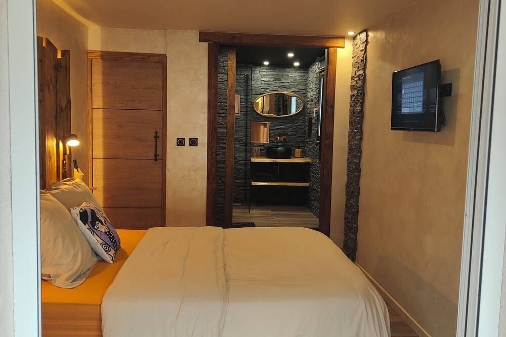 Entire apartment, Warm, designer apartment in town center between lake and mountains in Oyonnax, Nantua