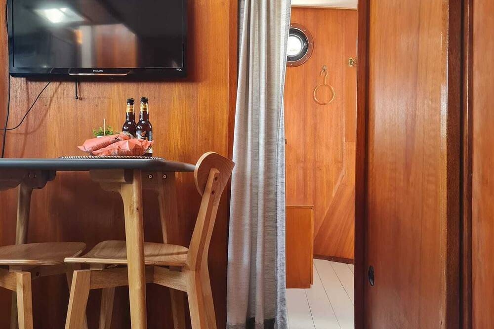 Charmante kapiteinshut op historisch schip De Hoop Amsterdam in Amsterdam Oost, Nederlandse kust