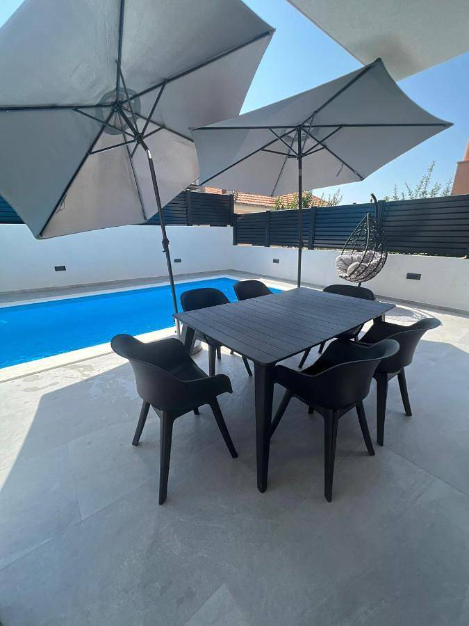Ferienwohnung für 6 Personen, mit Balkon und Terrasse sowie Garten und Pool