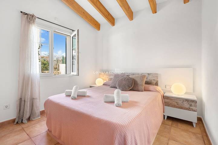 Modern villa with private pool, Ac, Wifi, sleeps 6, 10 min to beach and centre in Cala en Porter, Municipalité de Alaior