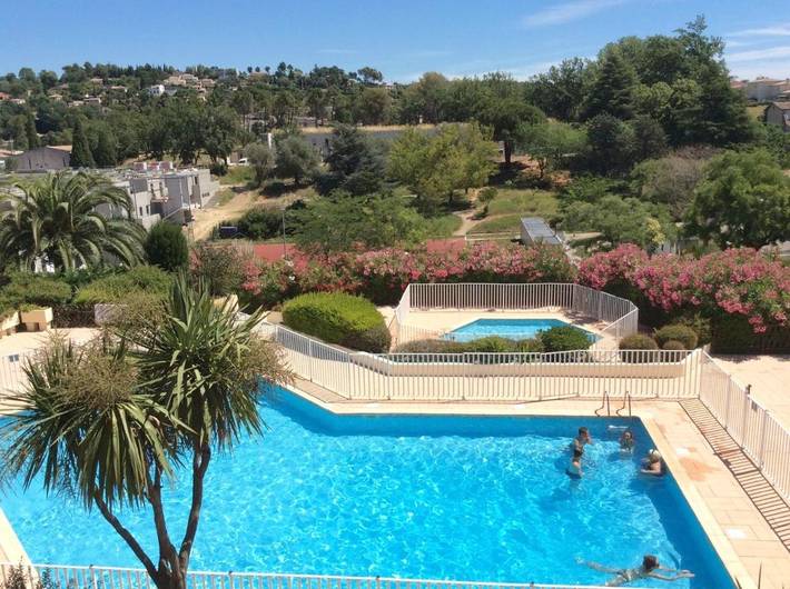 Appartement de vacances pour 3 personnes, avec bassin pour enfant et jardin ainsi que piscine et vue