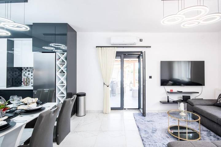 Ferienwohnung für 8 Personen, mit Pool und Whirlpool sowie Garten - 1