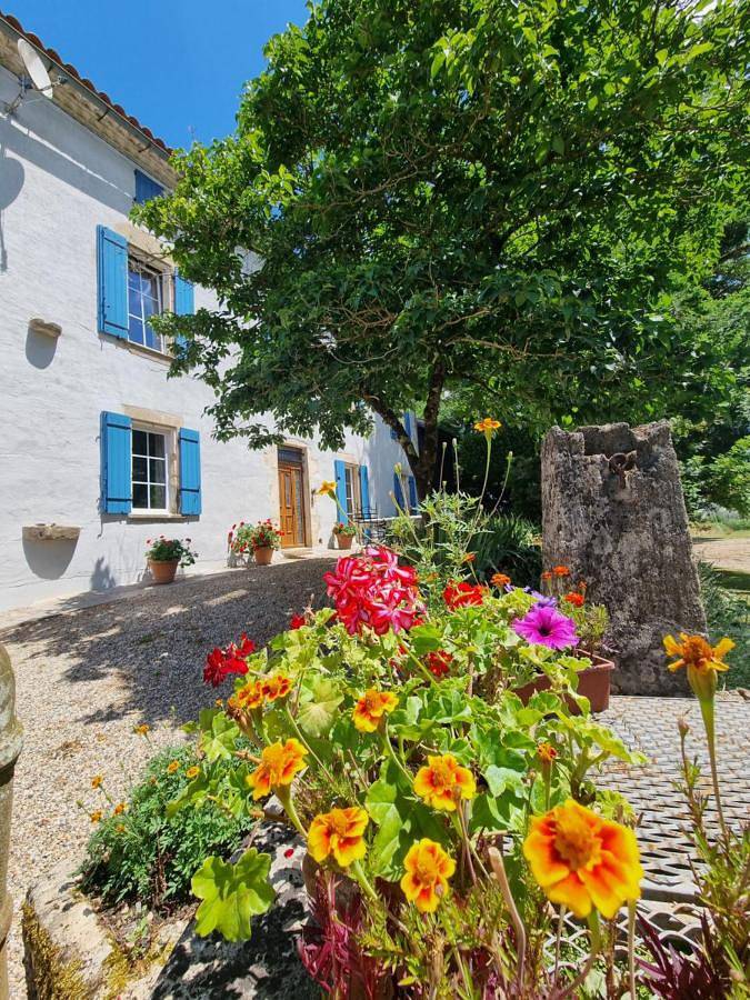 Location de vacances pour 6 personnes, avec jardin ainsi que terrasse et piscine à Barie - 3