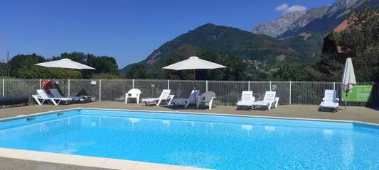 Gîte pour 4 personnes, avec piscine ainsi que sauna et jardin à Giez