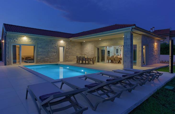 Ferienhaus für 8 Personen, mit Terrasse und Pool sowie Balkon/Terrasse in Pinezici