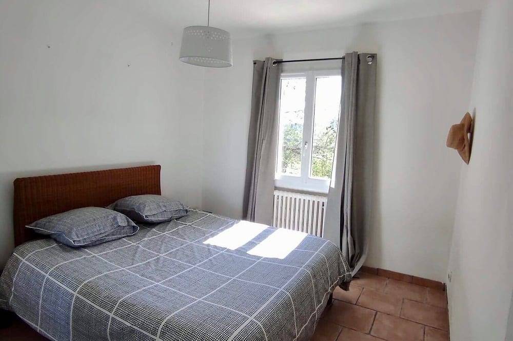 Pretty villa near Avignon and the Pont du Gard with a view of the village of Tavel in Tavel, Region de Nimes