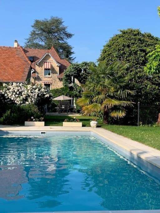 Location de vacances pour 4 personnes, avec Terrasse ainsi que Jardin et Piscine à Bois-le-Roi