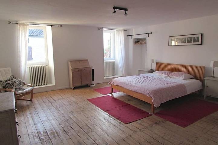 Location de vacances pour 10 personnes, avec terrasse ainsi que piscine et jardin à Migron - 2