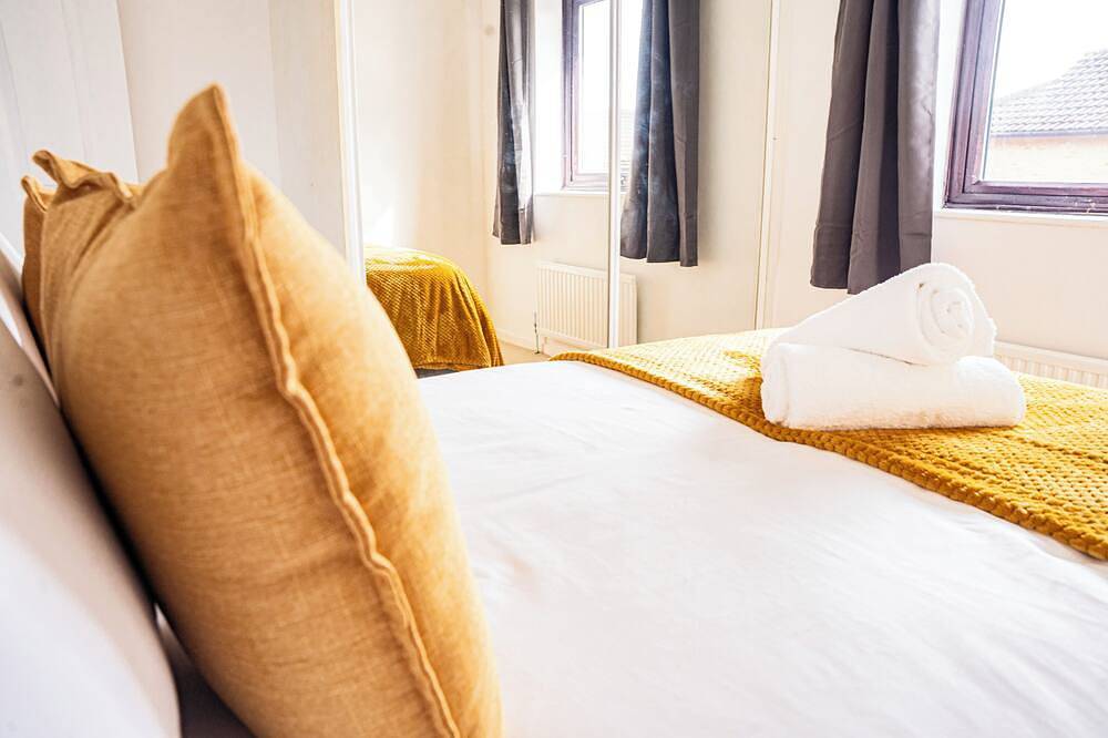 Modern Deluxe Apartment with Balcony. Family Friendly Central Location! in Milton Keynes, Zuidoost Engeland