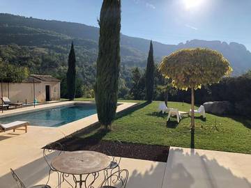 Gîte pour 12 personnes, avec piscine et jardin ainsi que vue et terrasse, animaux acceptés à La Roche-sur-le-Buis
