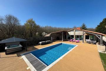 Gîte pour 16 personnes, avec piscine à Beaulieu-sous-la-Roche