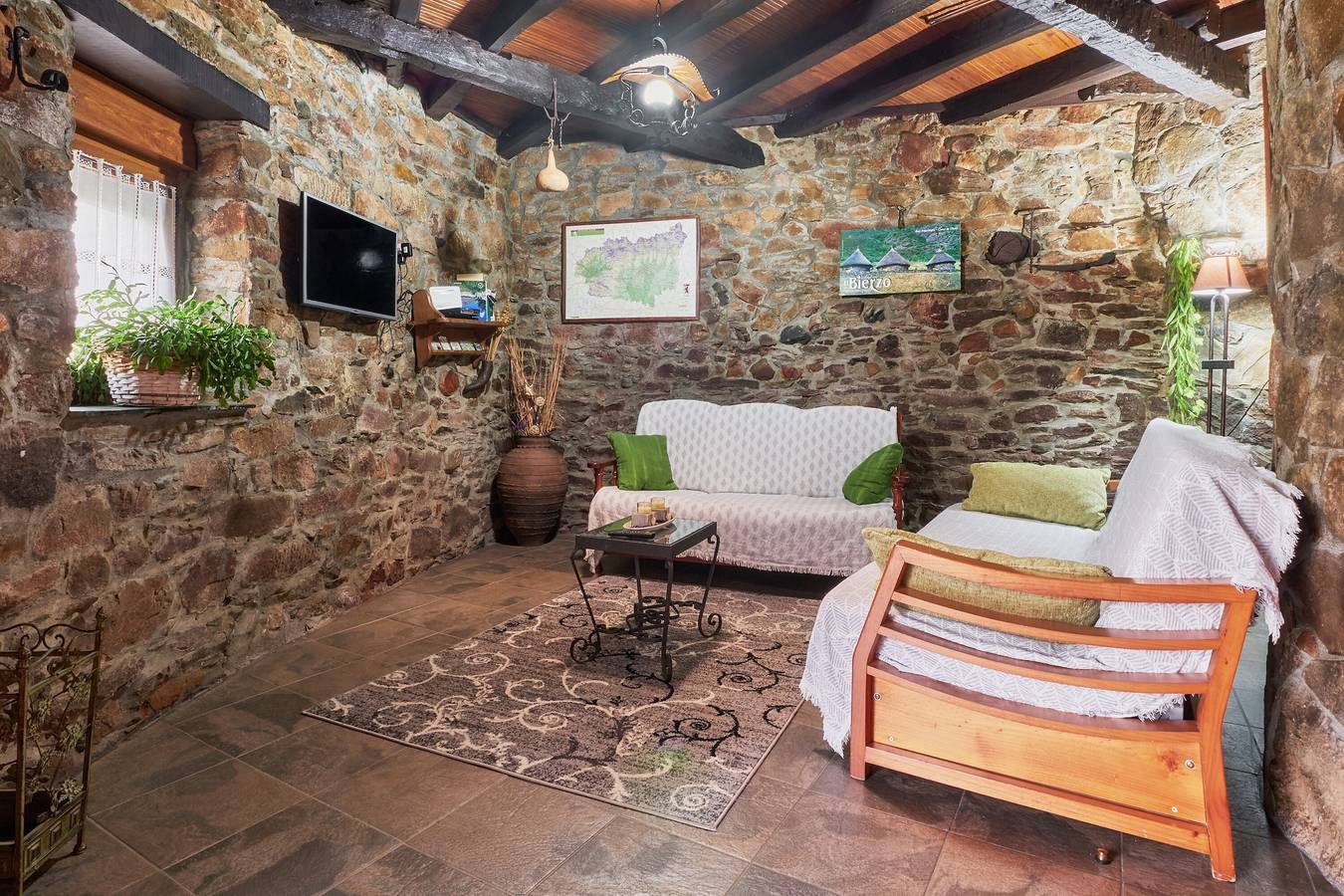 Casa Rural Abuelo Jose en El Bierzo - Piscina Privada, Montaña y Esquí in Noceda del Bierzo, Cordillera Cantábrica