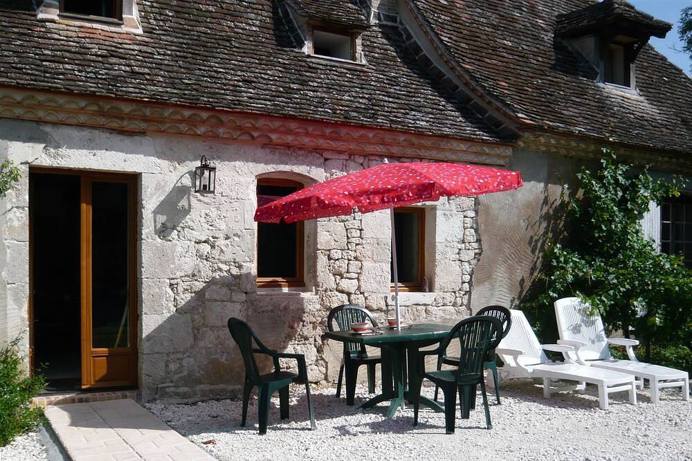 Gite de luxe pour couples adultes, paisable, vues dégagées, large piscine in Boisse, Périgord Pourpre