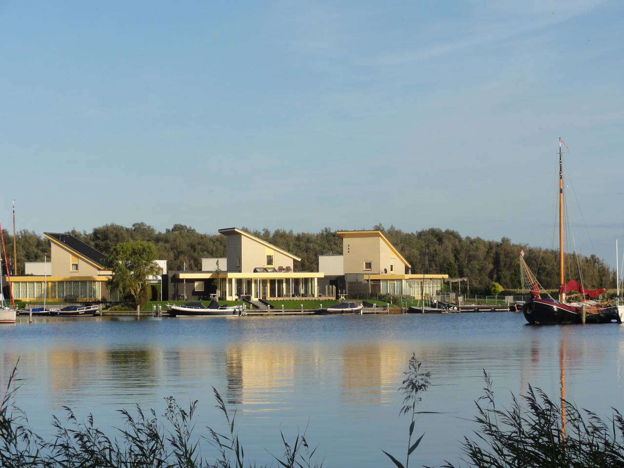 Geräumige Villa für 7 Personen am Wasser, mit privatem Steg, in Koudum. in Ijsselmeer