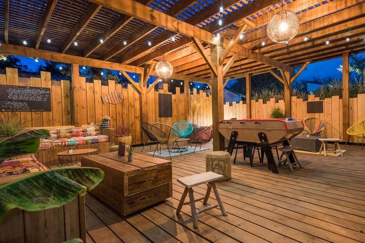 Camping pour 2 personnes, avec bassin pour enfant ainsi que terrasse et piscine à La Brée-les-Bains - 4