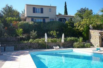 Location de vacances pour 8 personnes, avec terrasse et jardin, animaux acceptés à Trans-en-Provence