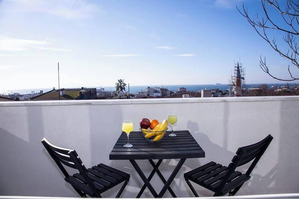 Terrace Flat At The Center Of Old City With Jacuzzi in Fatih, Istanbul