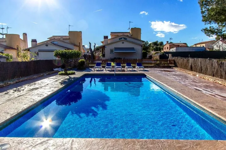Casa de vacaciones para 6 personas, con vistas además de jardín y piscina - 1