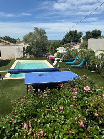 Gîte pour 4 personnes, avec terrasse ainsi que jardin et piscine à Bollène