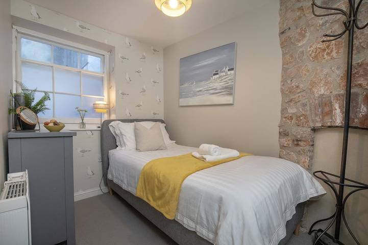 Seven - La Petite Maison is a stylish, dog-friendly holiday home in Brixham in Brixham, Torbay