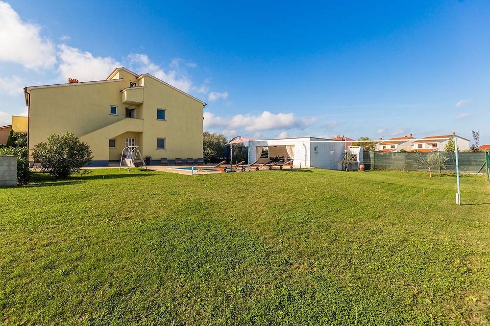Schönes Ferienhaus mit großem Garten in Meeresnähe in Valbandon, Südküste Istrien