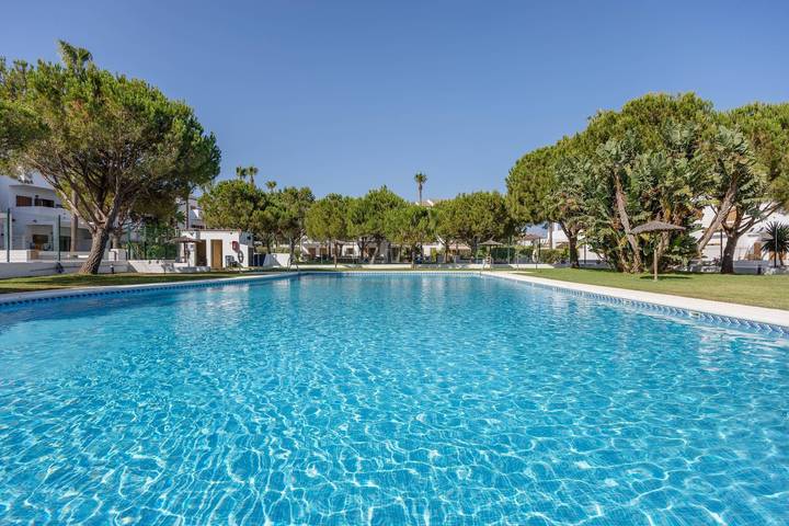 Apartamento para 5 personas, con balcón además de piscina para niños y jardín en Chiclana de la Frontera