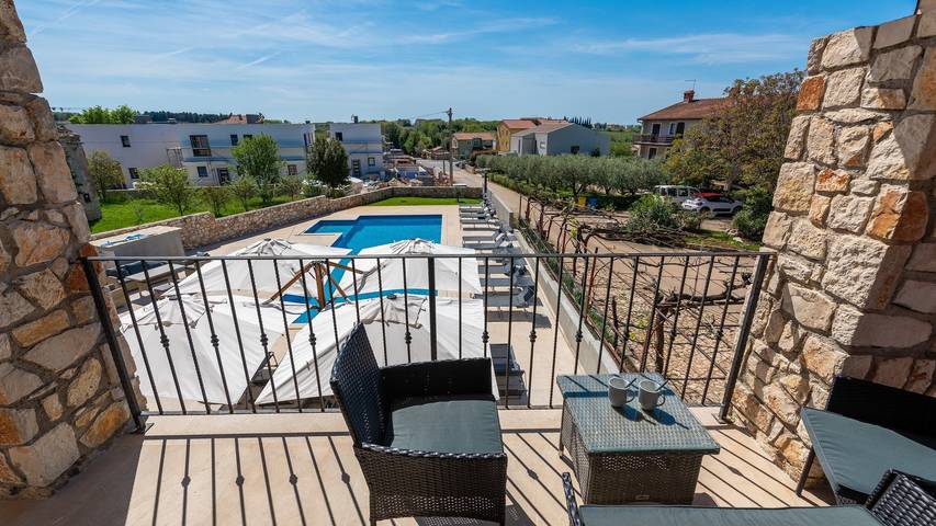 Ferienwohnung für 8 Personen, mit Pool und Balkon - 1