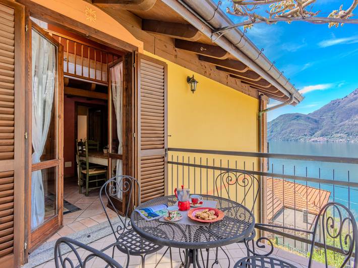 Ferienwohnung für 4 Personen, mit Balkon und Whirlpool sowie Garten und Seeblick in Bellano