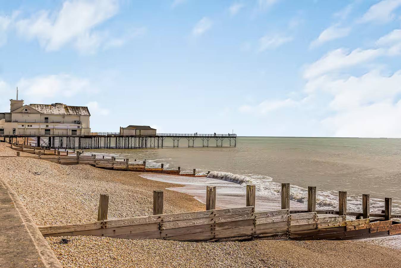 Entire apartment, Spacious Flat with Gorgeous Views - Pass the Keys in Bognor Regis, West Sussex