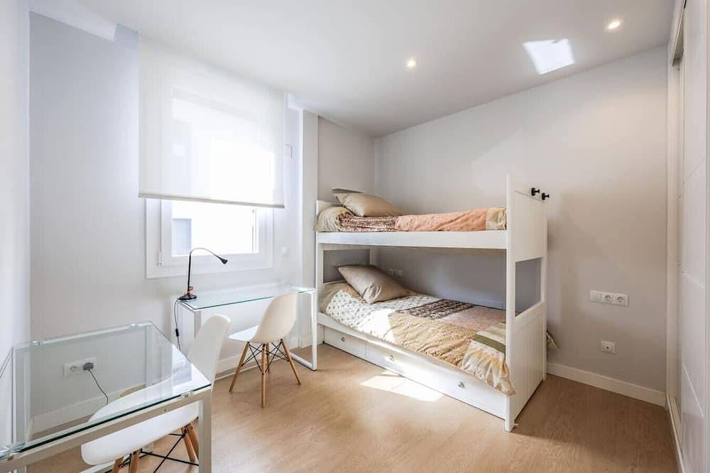 Spacious Home with Private Garden and Parking in Moncloa-Aravaca, Madrid