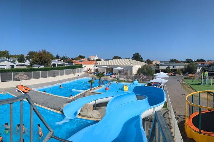 Chalet pour 6 personnes, avec terrasse ainsi que piscine et jardin