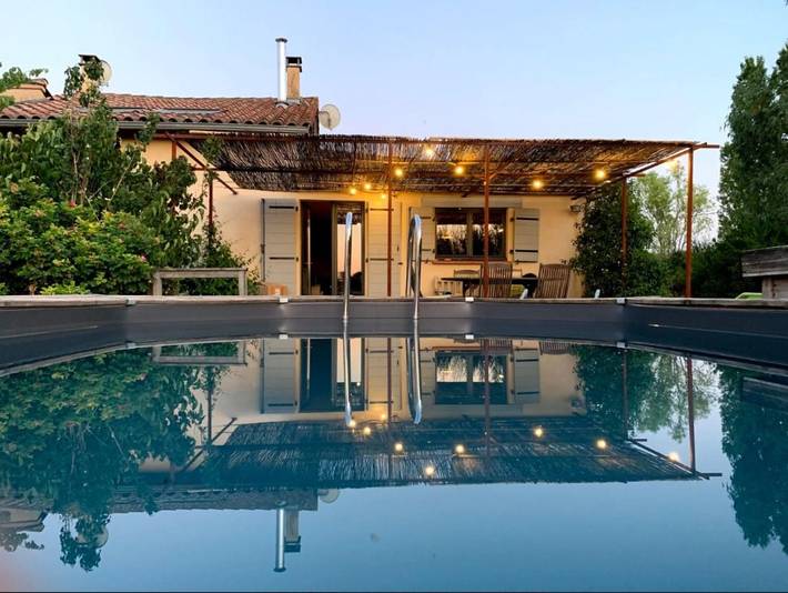 Gîte pour 4 personnes, avec Jacuzzi et Terrasse ainsi que Jardin et Piscine