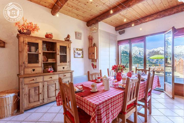 Gîte pour 7 personnes, avec terrasse ainsi que jardin et piscine à Albiez-Montrond - 4