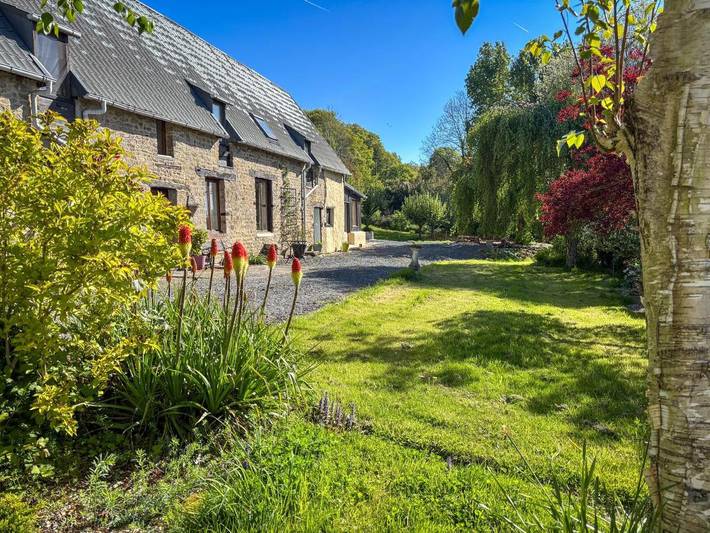 Location de vacances pour 8 personnes, avec vue et jardin à Montchamp