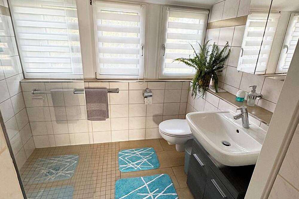 Ganze Wohnung, Ferienwohnung (50qm) mit Balkon und Sonnenterrasse in Frickenhausen in Frickenhausen am Main, Fränkisches Weinland