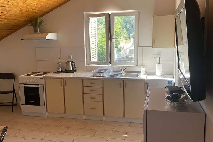 Ganze Wohnung, 1-Zimmer-Ferienwohnung mit Balkon und Meerblick Preko, Ugljan in Plaža Jaz, Poljana